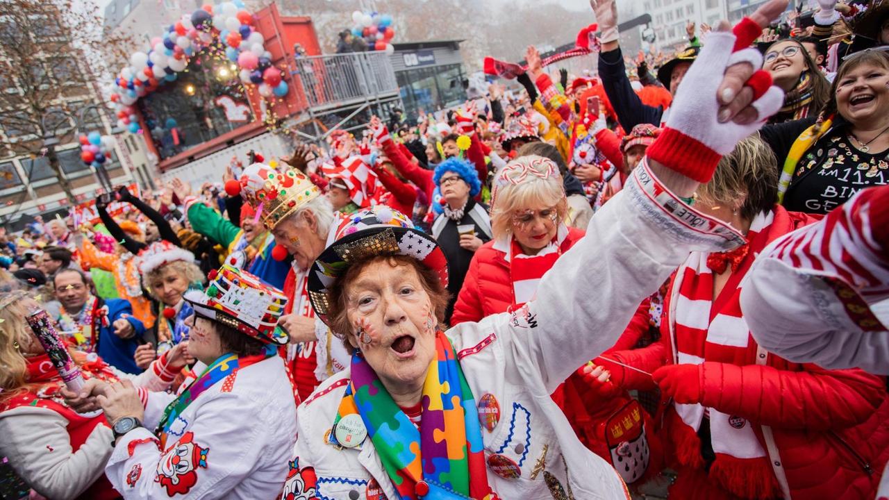 Jecken feiern den Auftakt der Karnevalssession auf dem Heumarkt pünktlich um 11:11 Uhr. 
