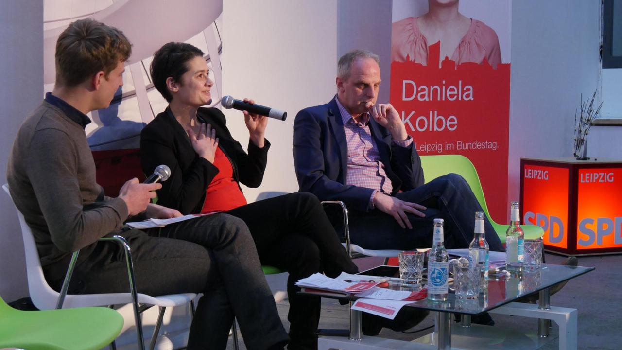 Daniela Kolbe bei einer Podiumsdiskussion in Leipzig