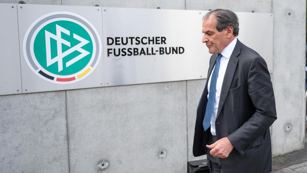Bernd Knobloch, hinter ihm an der Wand ein Schild des Deutschen Fußballbundes.
