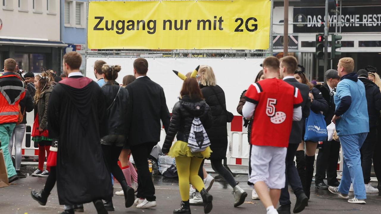Köln: Karnevalisten gehen zum Zugang zur Partymeile Zülpicher Strasse.