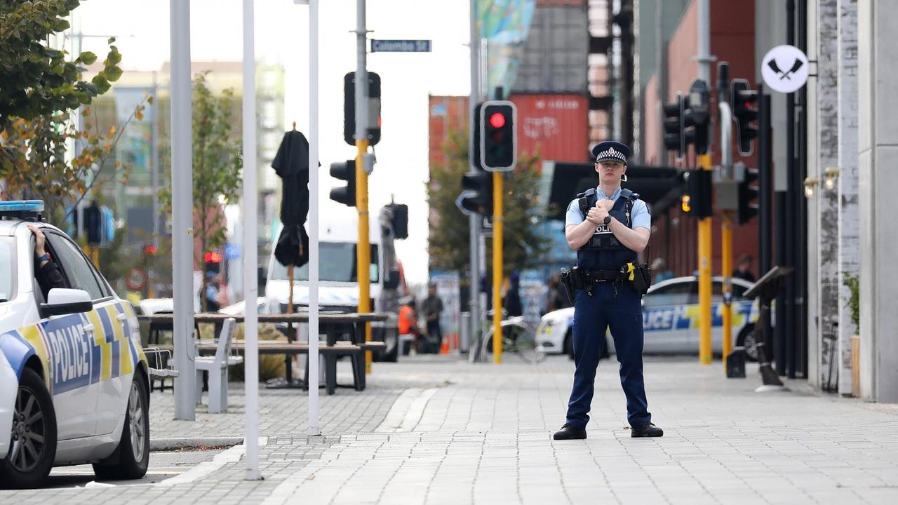 Ein Polizist in der Nähe des Anschlagsortes in Christchurch, Neuseeland.
Ein Polizist in der Nähe des Anschlagsortes in Christchurch, Neuseeland.