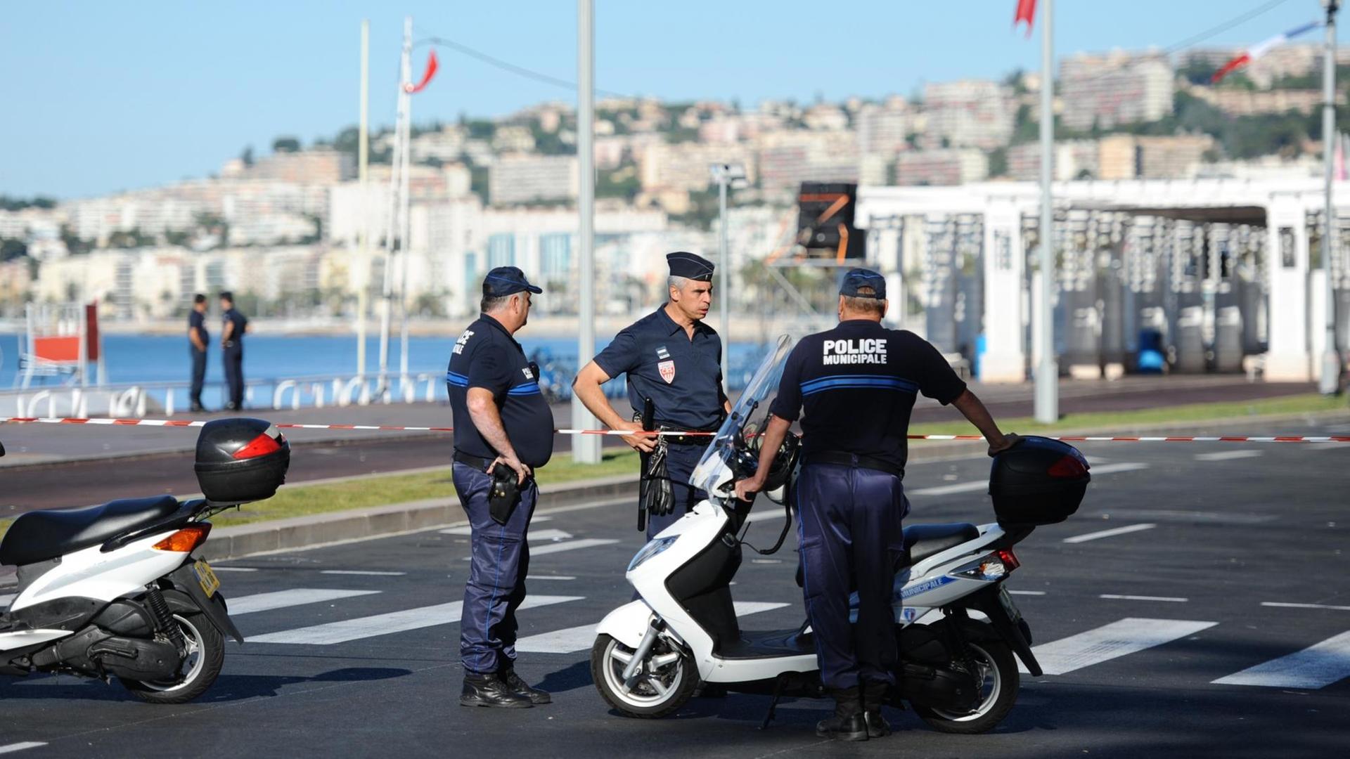 Polizisten stehen an der "Promenade des Anglais" in Nizza.