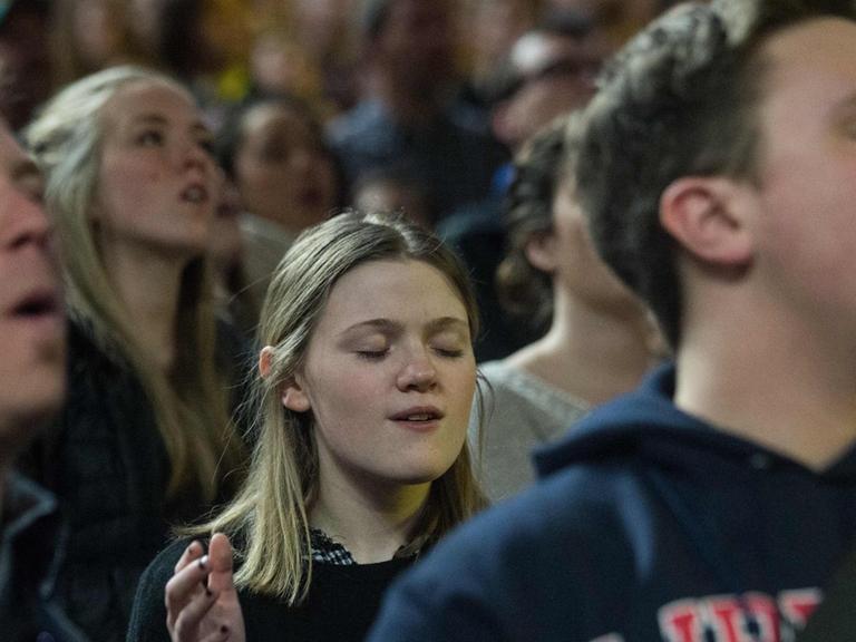 An der Liberty Universtiy in Lynchburg, Virginia singen Studenten ein christiliches Lied vor dem Auftritt von Donald Trump