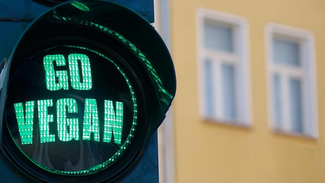 Beschriftete Ampel in Berlin zeigt GO vegan