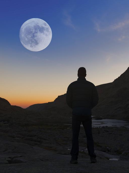 Ein Mann betrachtet den Mond, aufgenommen in der spanischen Sierra de Gredos