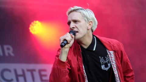 Sänger Felix Brummer der Rockband Kraftklub aus Chemnitz steht am 3. September 2018 bei dem Konzert unter dem Motto #wirsindmehr auf der Bühne.