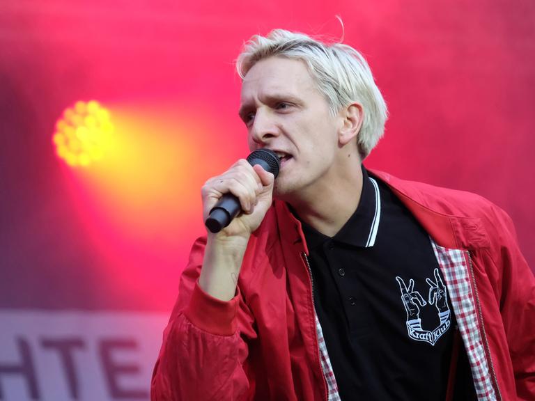 Sänger Felix Brummer der Rockband Kraftklub aus Chemnitz steht am 3. September 2018 bei dem Konzert unter dem Motto #wirsindmehr auf der Bühne.