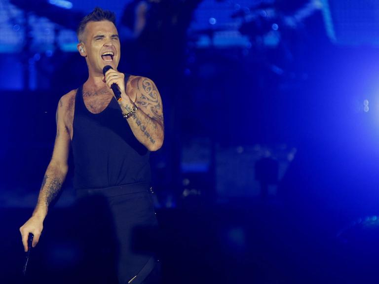 Voller Einsatz: Robbie Williams performt Anfang 2016 auf der Bühne.
