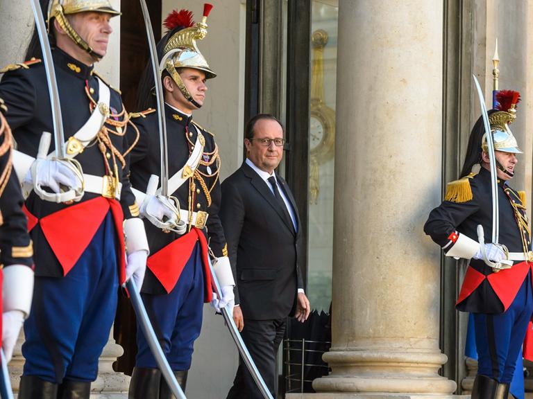 Frankreichs Präsident François Hollande vor dem Elysée-Palast in Paris