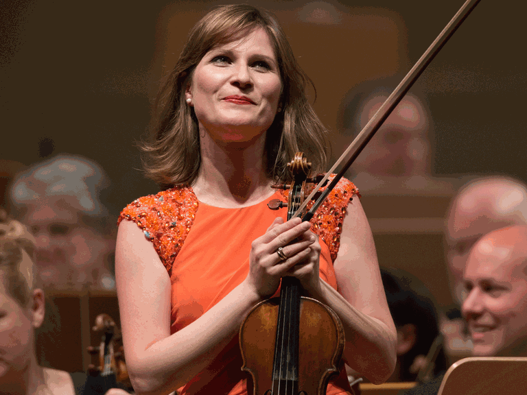 Die in Detschland lebende georgische Violinistin Lisa Batiashvili während eines Auftritts im Konzerthaus in Berlin mit dem Philadelphia Orchestra