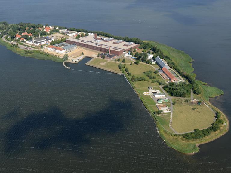 Die Insel Riems (Mecklenburg-Vorpommern) im Südwesten des Greifswalder Boddens mit dem Forschungskomplex (M) und Hauptsitz des Friedrich-Loeffler-Instituts (FLI) für Tierseuchenforschung, aufgenommen am 12.08.2013.