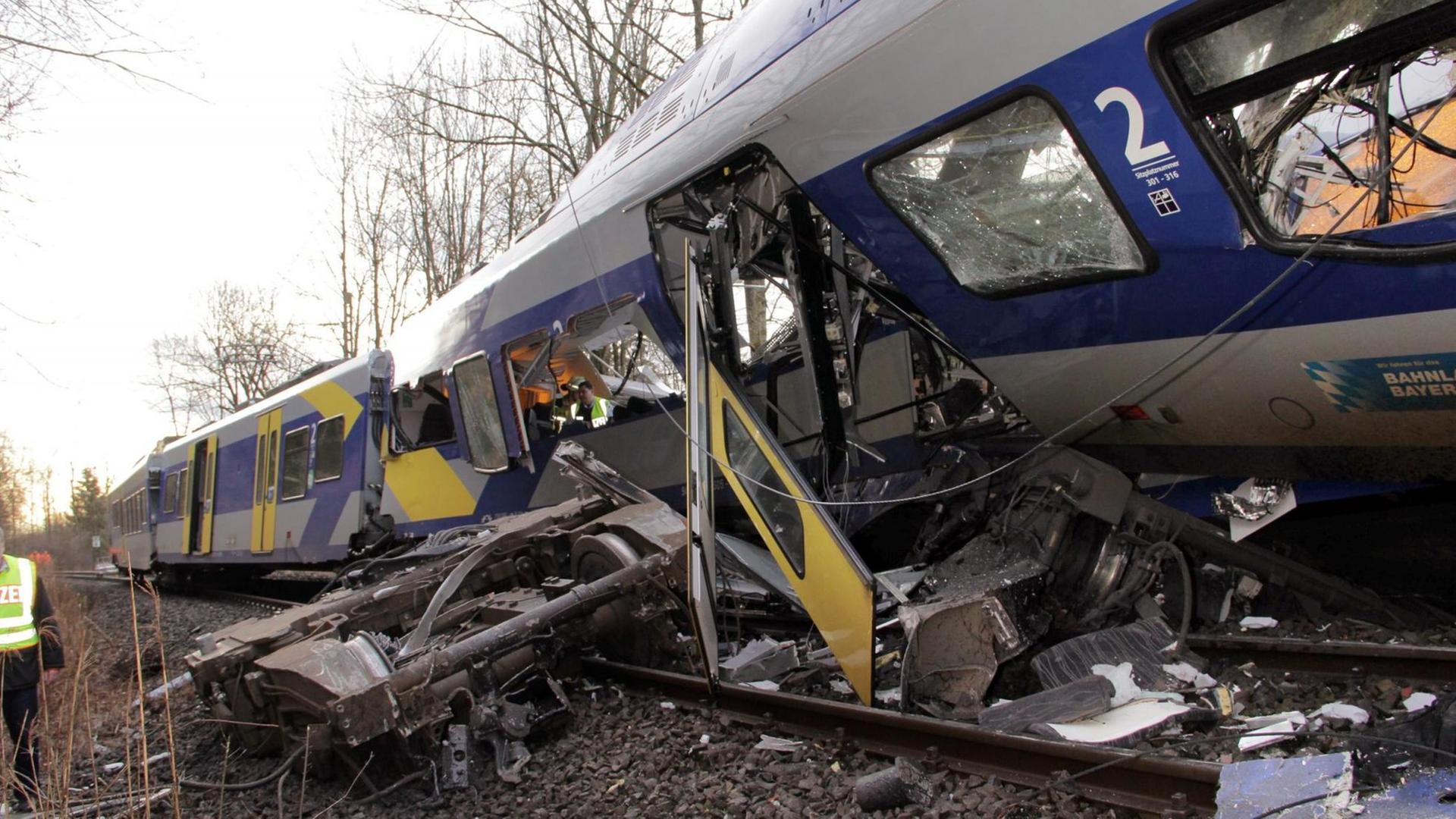Völlig zerstört ist ein Zug nach einem Zusammenstoß in der Nähe von Bad Aibling.