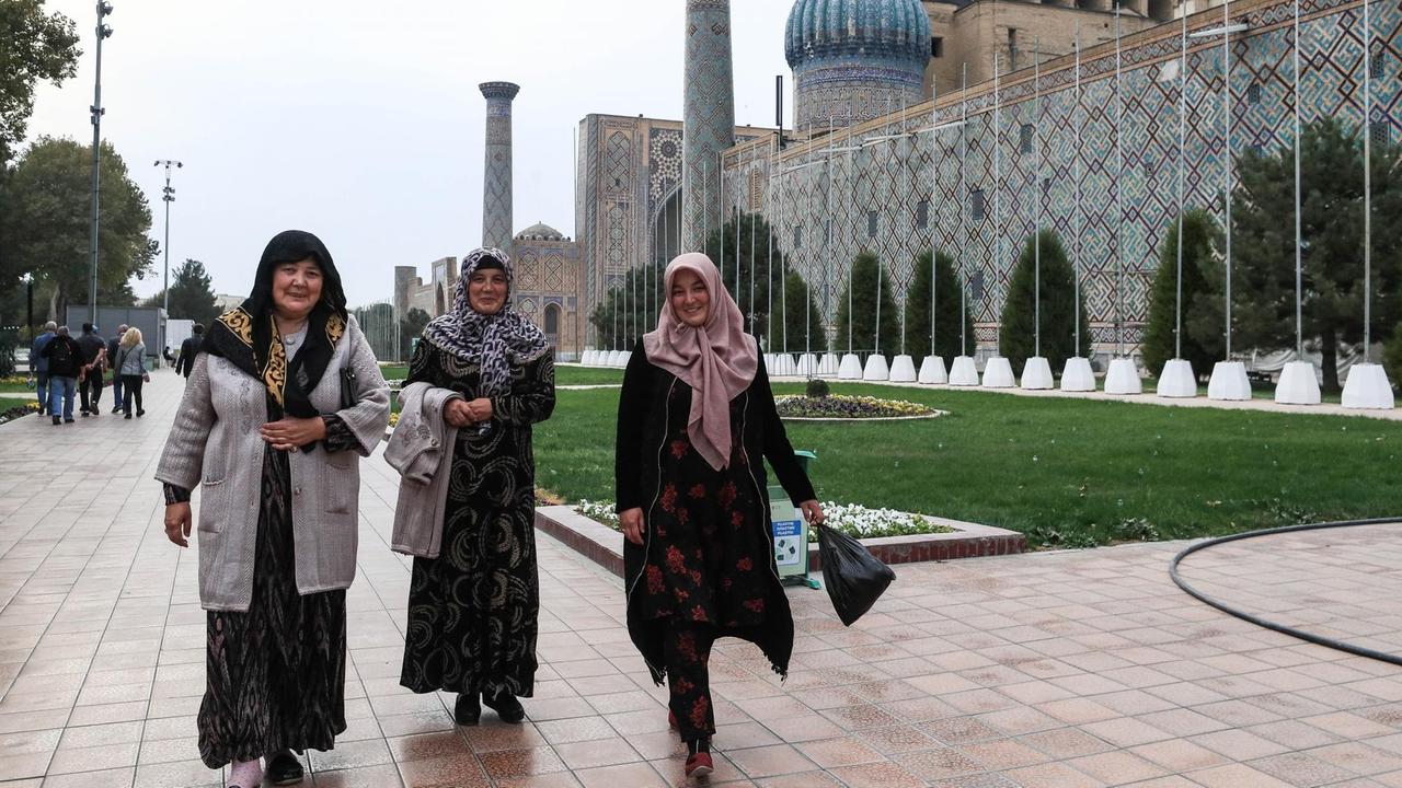 SAMARKAND, UZBEKISTAN - OCTOBER 20, 2021: Women walking in a street. Vladimir Smirnov/TASS SAMARKAND, UZBEKISTAN - OCTOBER 20, 2021: Women walking in a street. Vladimir Smirnov/TASS