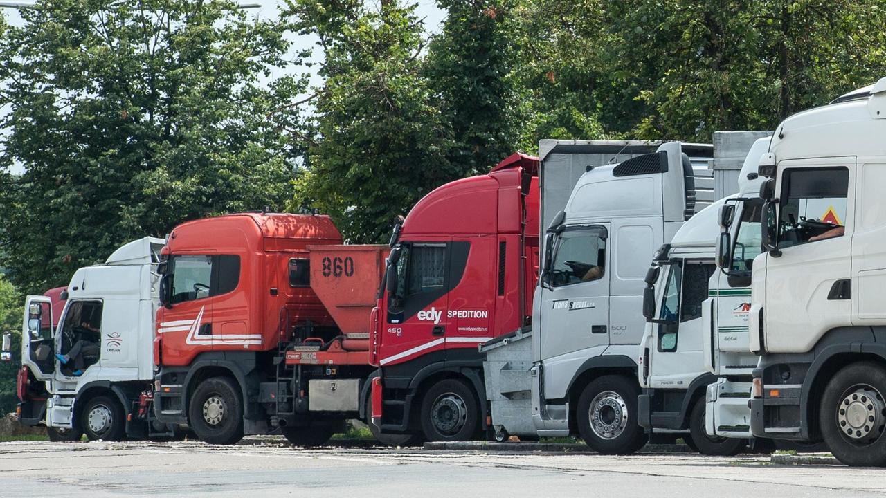 Lastwagen stehen am Parkplatz der Raststätte Jura-West an der Autobahn A 3 nahe Velburg