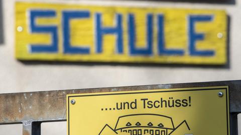 Weiterhin geschlossen ist eine Grundschule in Frankfurt im Zuge der Corona-Maßnahmen.