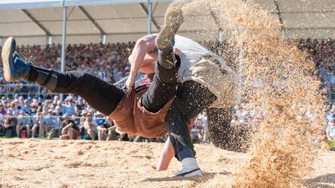 Der amtierende Schwingerkönig Christian Stucki im Kampf gegen Bernhard Kämpf.