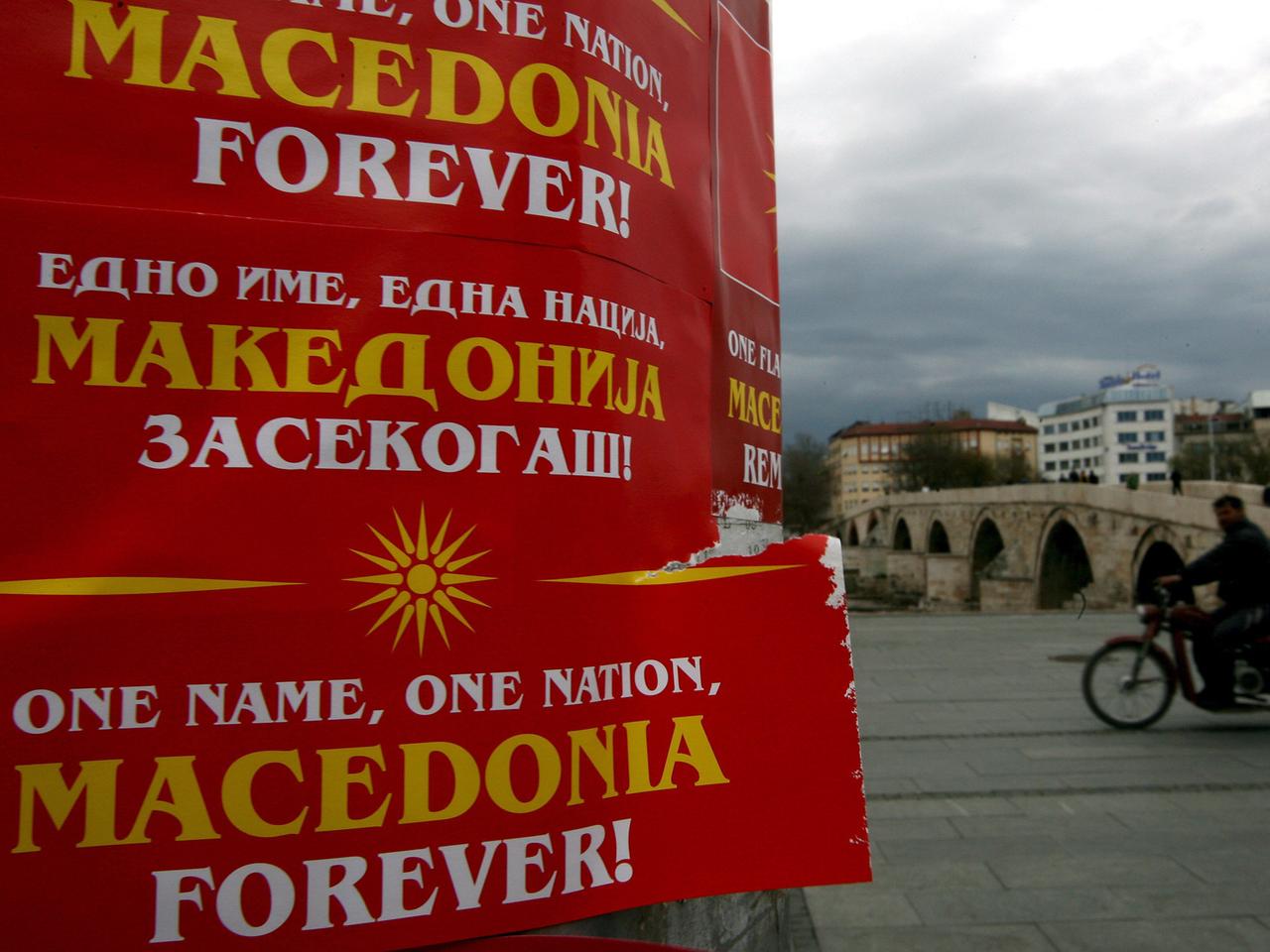 Plakat: "Ein Name, eine Nation, Mazedonien für immer!"