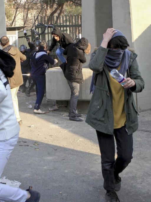 Dieses, von einem nicht bei AP beschäftigten Fotografen aufgenommenen Foto, das der AP ausserhalb des Irans zur Verfügung gestellt wurde, zeigt Studenten, die am 30.12.2017 in der Universität von Teheran (Iran) während Protesten gegen die Regierung vor der Polizei flüchten.