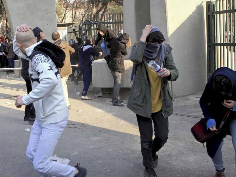 Dieses, von einem nicht bei AP beschäftigten Fotografen aufgenommenen Foto, das der AP ausserhalb des Irans zur Verfügung gestellt wurde, zeigt Studenten, die am 30.12.2017 in der Universität von Teheran (Iran) während Protesten gegen die Regierung vor der Polizei flüchten.