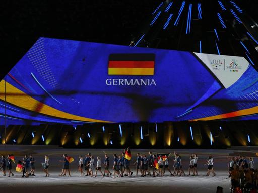 Die deutsche Mannschaft während der Eröffnungsfeier der 30. Universiade 2019 in Neapel.