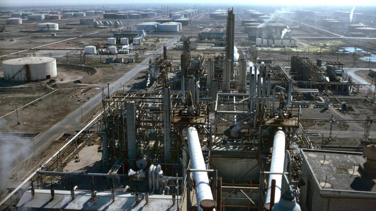 Blick auf die Raffinerie in Abadan im ältesten Erdölhafen am Persischen Golf, Hauptsitz der iranischen Erdölindustrie. (Aufnahme Ende der 1970er-Jahre).