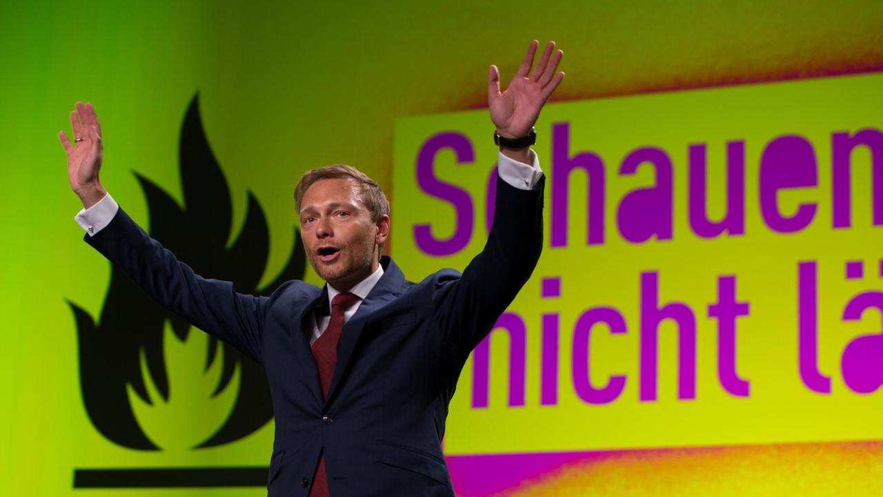 Christian Lindner steht nach seiner Rede beim FDP-Bundesparteitag in Berlin winkend auf der Bühne.