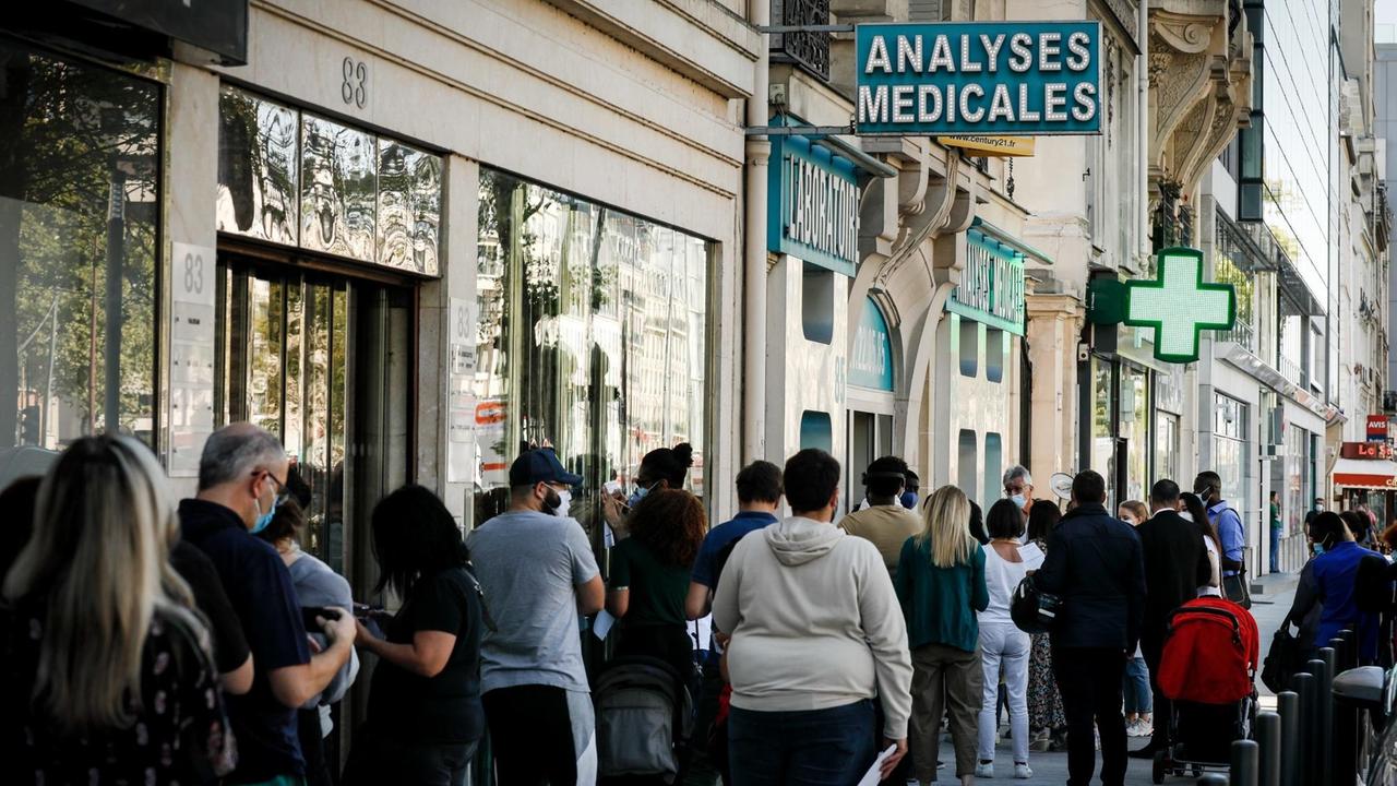 Menschen warten vor einem Corona-Testzentrum in Neuilly-sur-Seine. Menschen warten vor einem Corona-Testzentrum in Neuilly-sur-Seine.