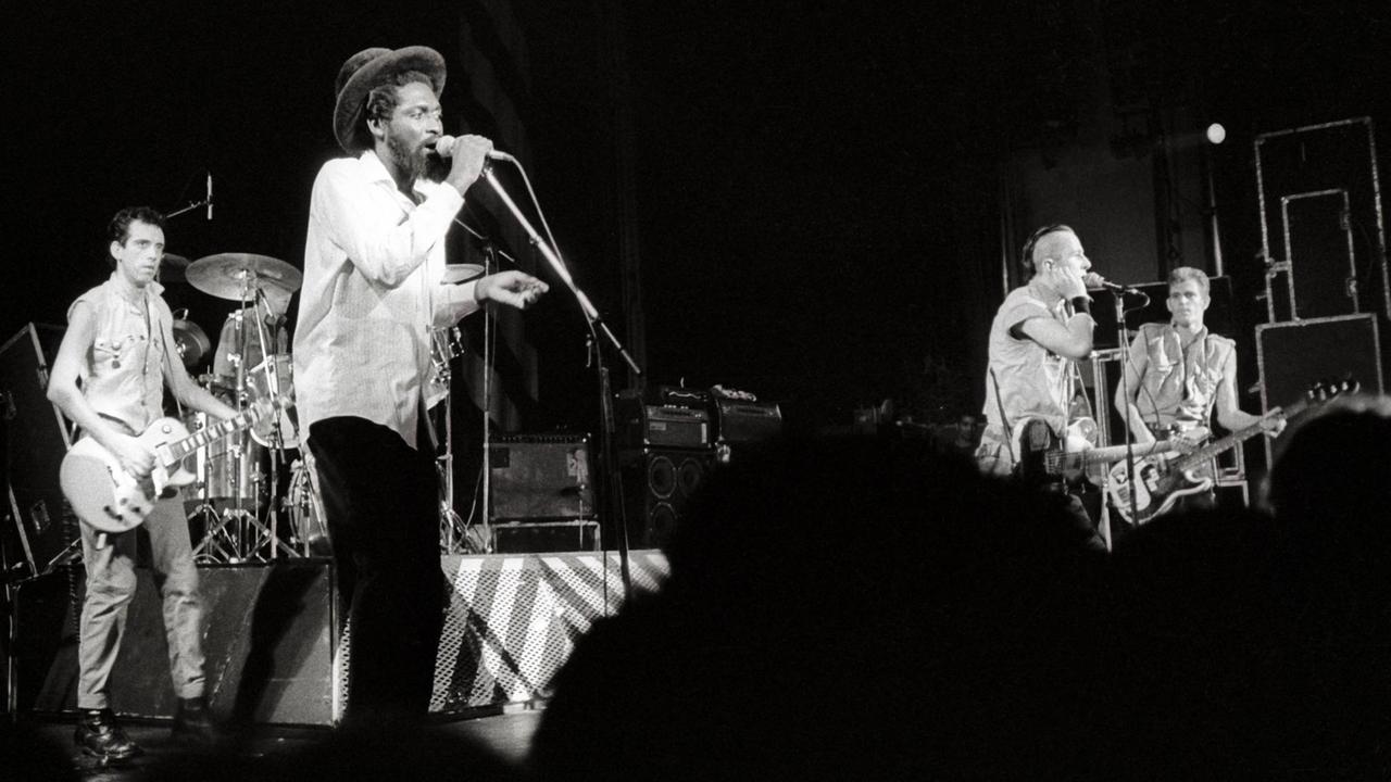 Keith Levene, Terry Chimes, Don Letts, Joe Strummer und Paul Simonon von The Clash live in der Brixton Academy. London, 30.07.1982

