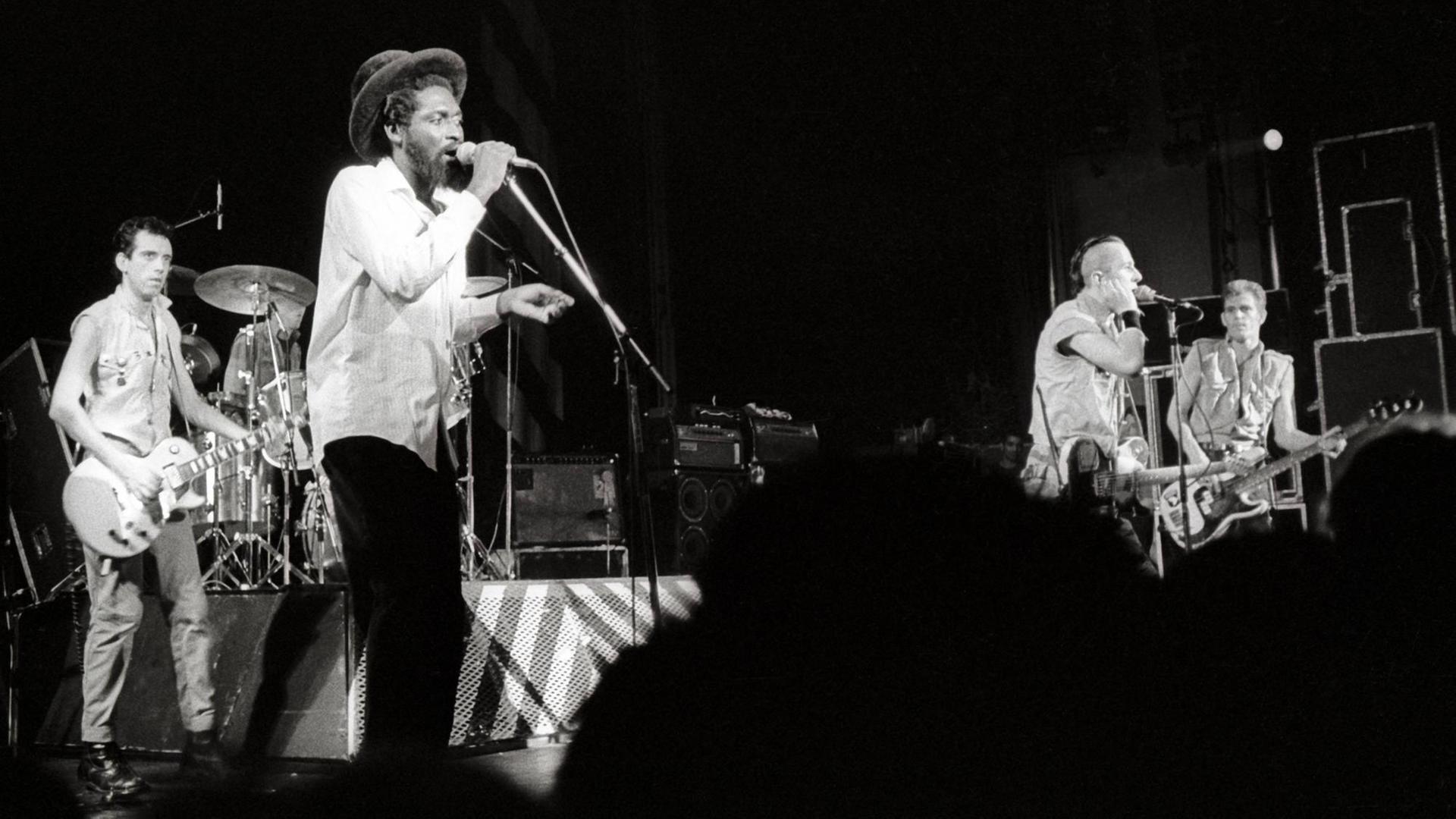 Keith Levene, Terry Chimes, Don Letts, Joe Strummer und Paul Simonon von The Clash live in der Brixton Academy. London, 30.07.1982