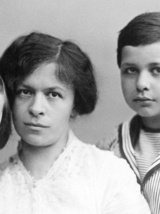 Albert Einstein’s (1879–1955) erste Frau mit ihren Kindern, 1914. (V.ln.n.r.) Eduard Einstein (1910–1965), Mileva Einstein (1875–1948) und Hans Albert Einstein (1907–1973).