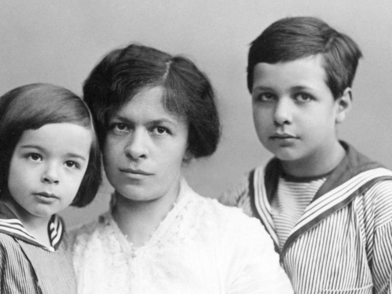 Albert Einstein’s (1879–1955) erste Frau mit ihren Kindern, 1914. (V.ln.n.r.) Eduard Einstein (1910–1965), Mileva Einstein (1875–1948) und Hans Albert Einstein (1907–1973).