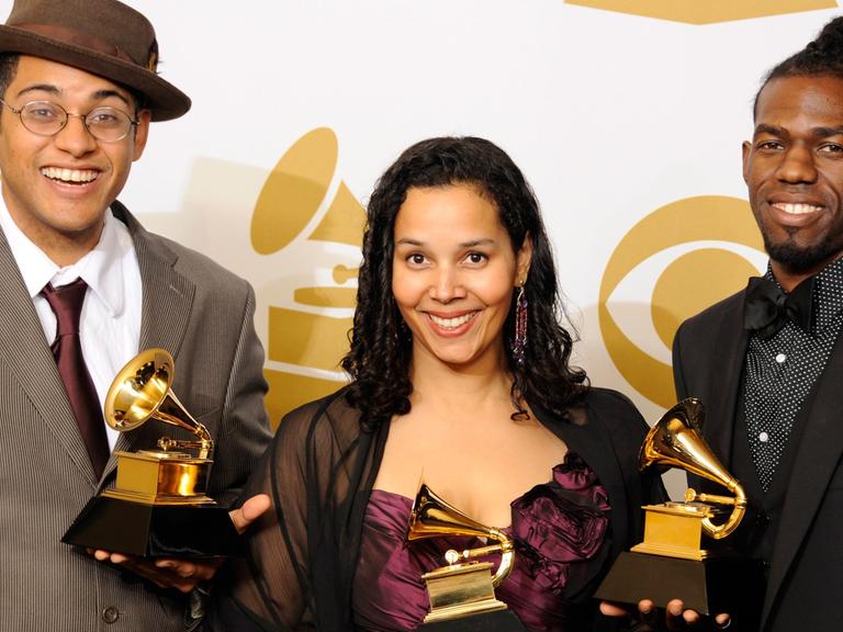 Dom Flemons, Rhiannon Giddens und Justin Robinson alias "Carolina Chocolate" bekommen einen Grammy für das beste traditionelle Folk-Album; Aufnahme vom Februar 2011