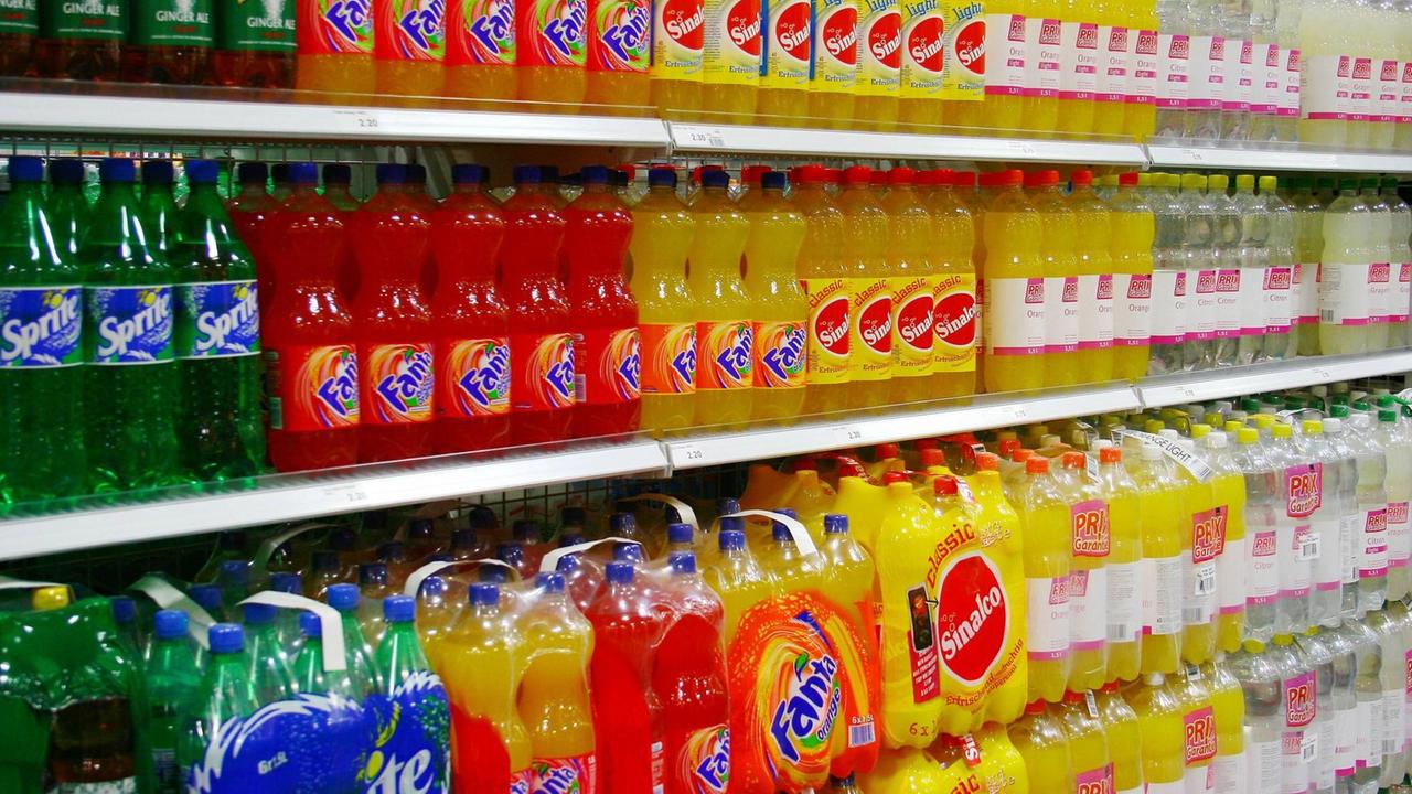 Getränkeregal im Coop-Supermarkt mit vielen bunten Limonadenflaschen.