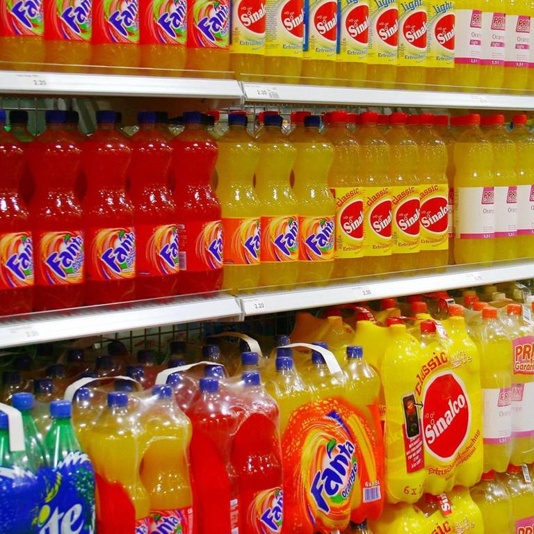 Getränkeregal im Coop-Supermarkt mit vielen bunten Limonadenflaschen.