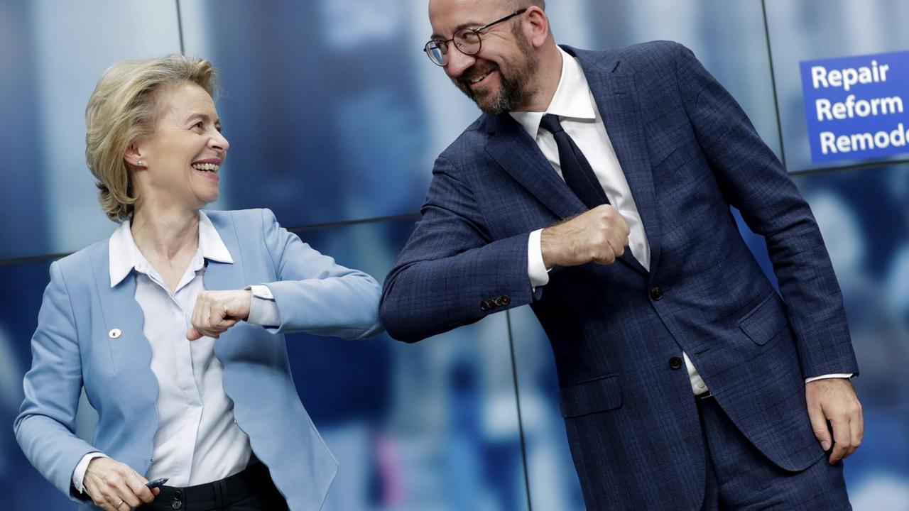 Ursula von der Leyen, Präsidentin der Europäischen Kommission, und Charles Michel, Präsident des Europäischen Rates, stoßen sich an den Ellbogen.