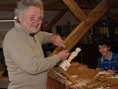 Volker Krämer bringt Schülern das Schnitzen in Workshops bei. Volker Krämer bringt Schülern das Schnitzen in Workshops bei.