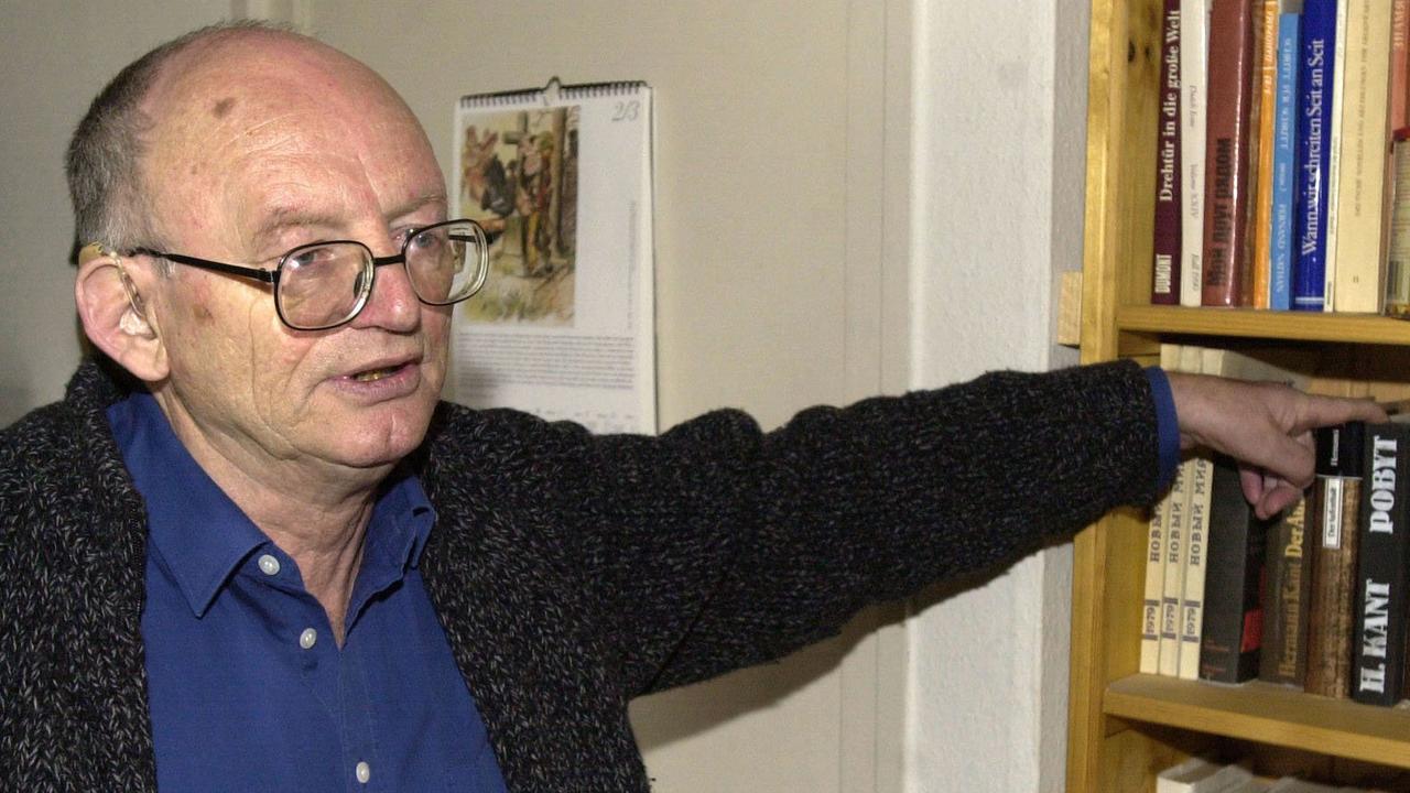 Der Schriftsteller Hermann Kant am 28.2.2002 in seinem Haus in Prälank bei Neustrelitz