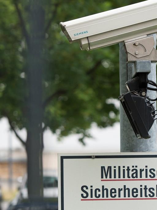 Überwachungskameras am Bundesverteidigungsministerium in Berlin.