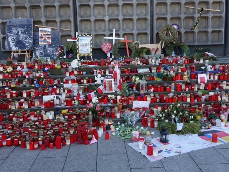 Kerzen und Kränze am Eingang der Kaiser-Wilhelm-Gedächtnis-Kirche am Breitscheidplatz in Berlin erinnern an den Terroranschlag auf den Weihnachtsmarkt am 19. Dezember 2016.