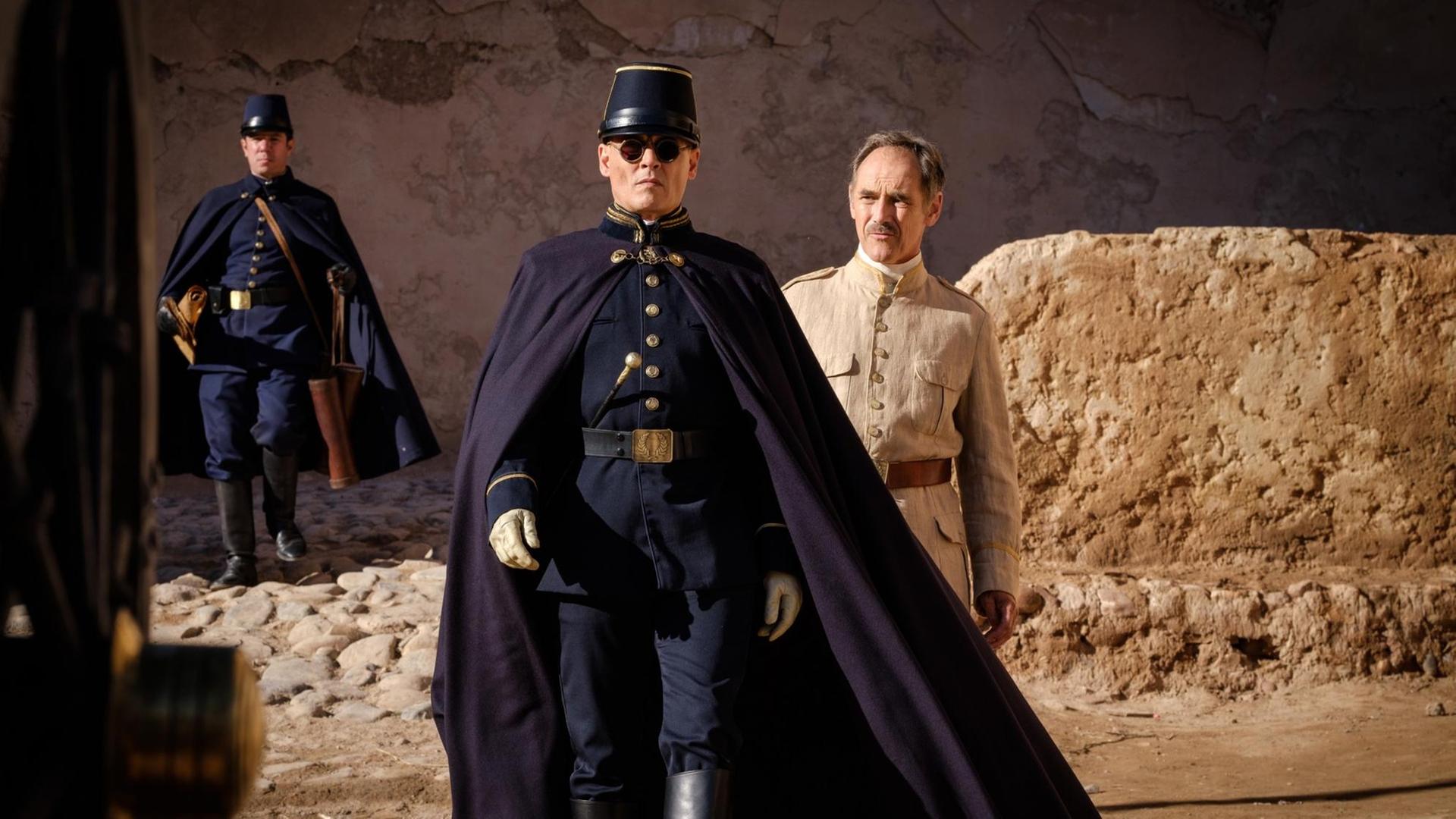Szene aus dem Film "Waiting for the Barbarians", in dem Johnny Depp einen erbarmungslosen Militär spielt.