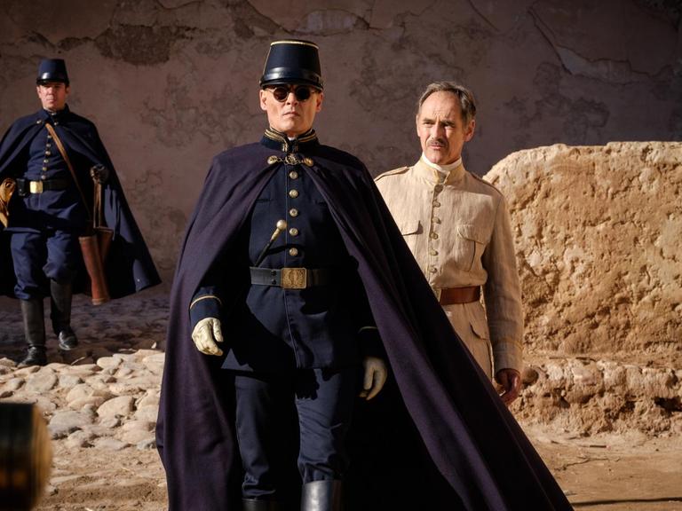 Szene aus dem Film "Waiting for the Barbarians", in dem Johnny Depp einen erbarmungslosen Militär spielt.