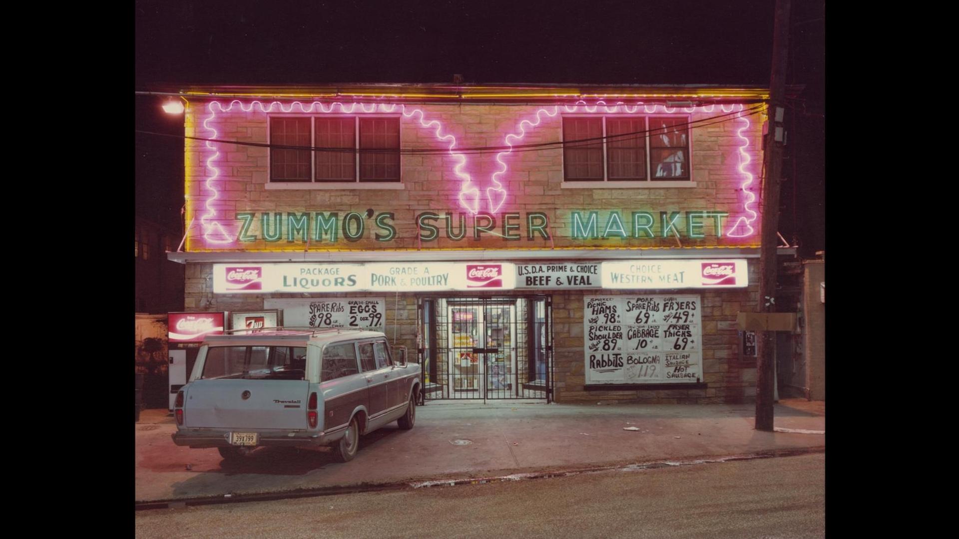 Das 1979 entstandene Werk "Zummo's Super Market" des US-amerkanischen Fotokünstlers Jim Dow (*1942)