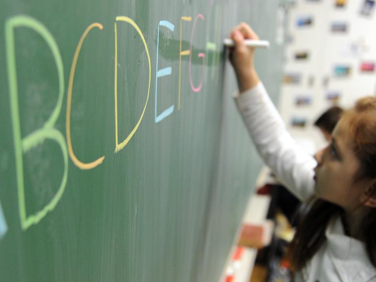 Eine Schülerin einer zweiten Klasse schreibt am 19.10.2012 in einer Schule in Hamburg das ABC an die Tafel.