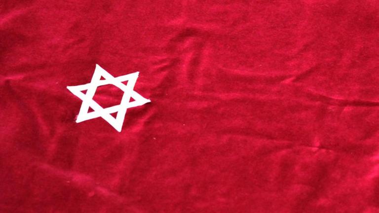 Der Davidstern, Symbol des Judentums - auf einer Samtdecke, mit der in einer Synagoge der Tisch für die Torarolle bedeckt wird