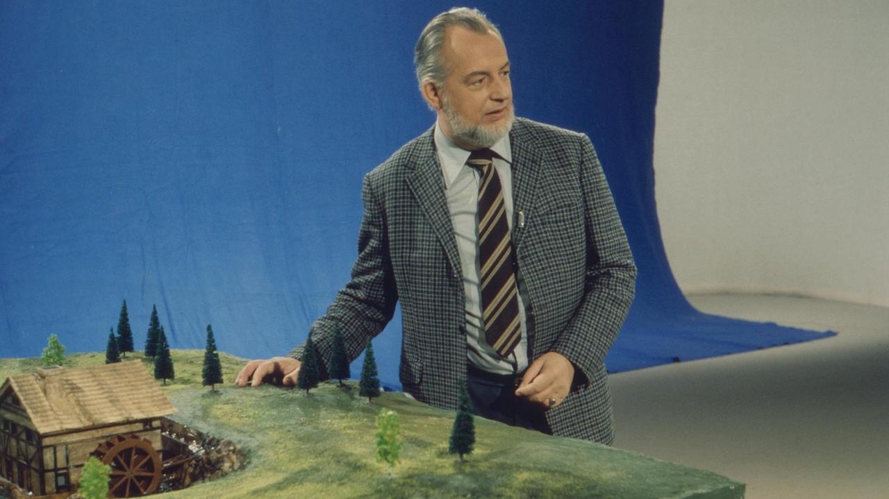 Moderator Hoimar von Ditfurth 1975 im Fernseh-Studio bei der Aufzeichnung der ZDF- Wissenschaftssendung "Querschnitt"