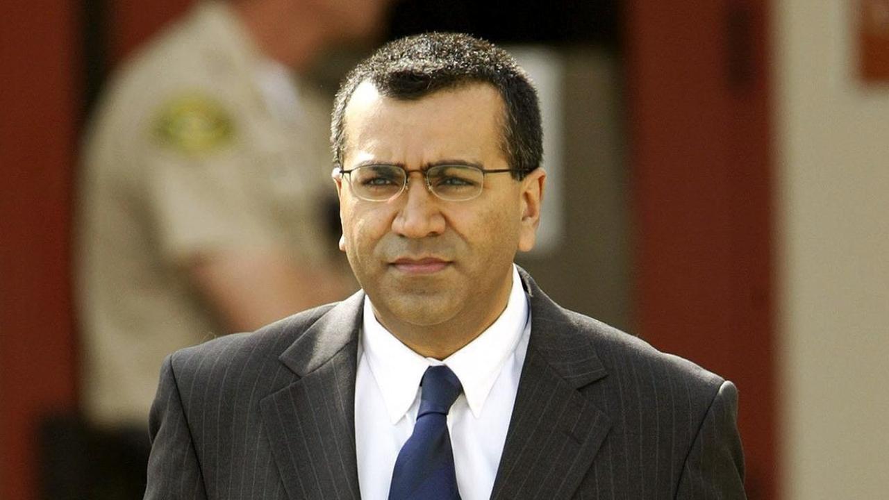 British documentary filmmaker Martin Bashir leaves the Santa Barbara County Superior Court in Santa Maria, California, Tuesday, 01 March 2005. Bashir made a film of US pop star Michael Jackson. It was Mr Bashir's documentary which led to the court case, after showing the 46-year-old pop star holding hands with a 13-year-old boy and admitting he regularly shared his bed with children. EPA/JOHN G. MABANGLO +++(c) dpa - Report+++ |