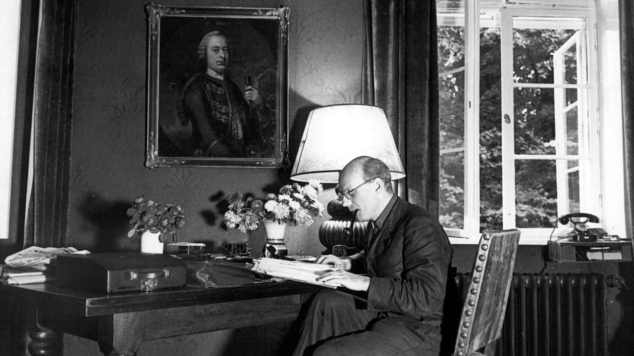 Der deutsche Schauspieler, Regisseur und Intendant Gustaf Gründgens am Schreibtisch im Arbeitszimmer seines Hauses in Zeesen o.D. (undatiert).