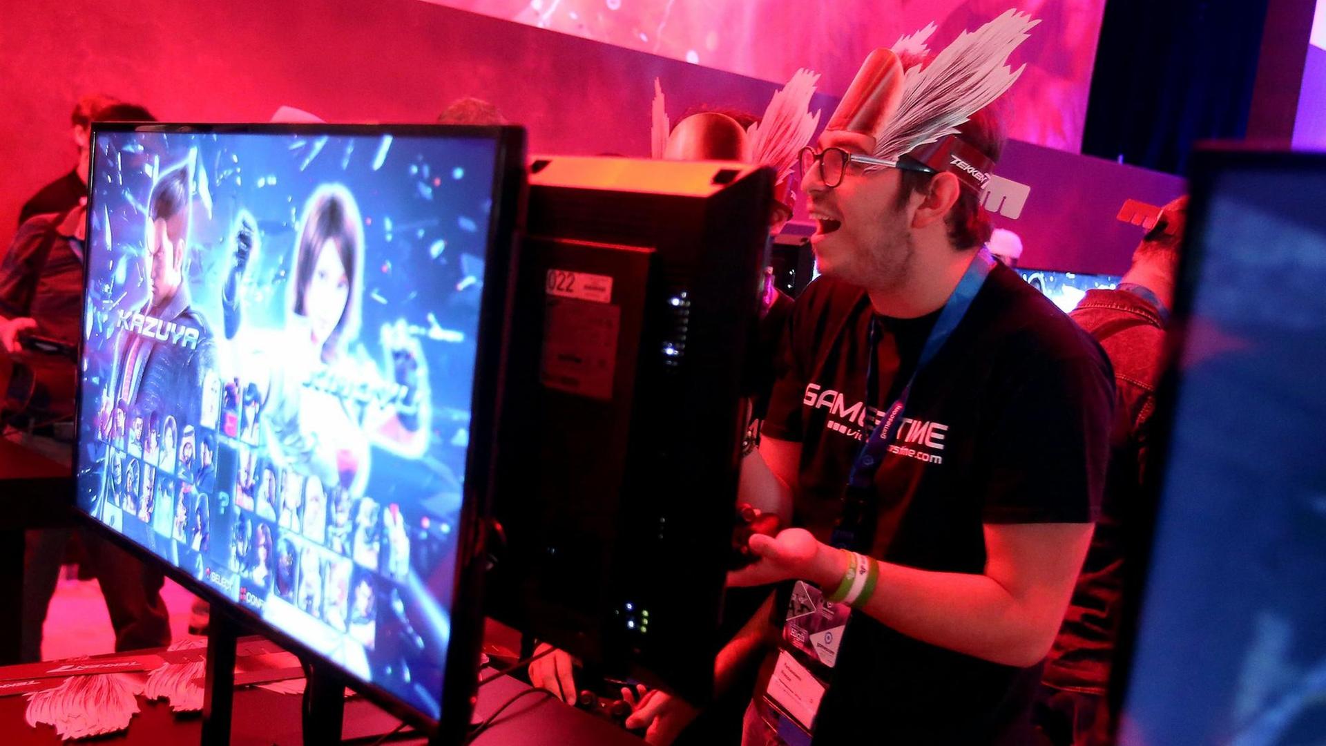 Ein Besucher der Spielemesse Gamescom in Köln testet ein Computerspiel.