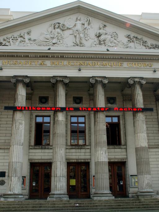 Blick auf das Stadttheater mit Leuchtüberschrift über dem Haupteingang in Aachen.