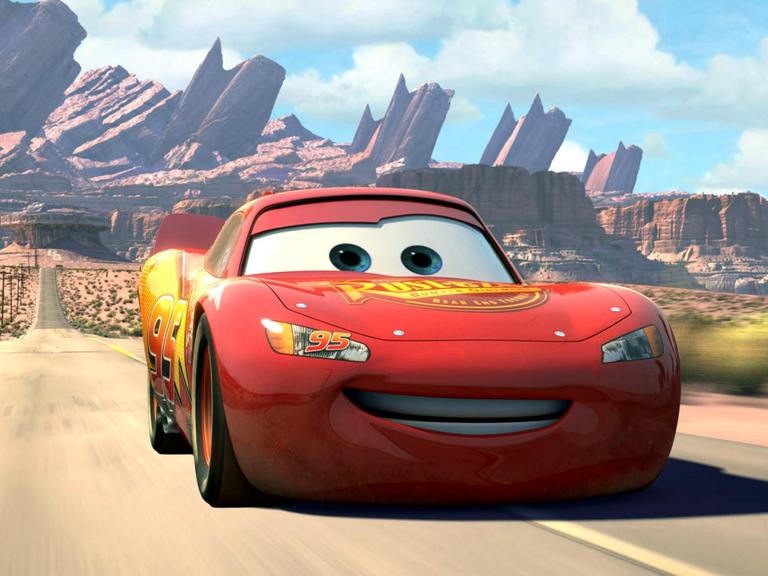 Das sprechende Rennauto Lightning McQueen in der Zeichentrickkomödie "Cars" (Filmszene). Der Familienfilm über das sprechende Rennauto von Disney-Pixar behauptet sich an der Spitze der US-Kinocharts. Nach vorläufigen Studioangaben vom 19.06.2006 fuhr er umgerechnet 24,6 Millionen Euro ein